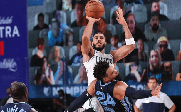  波尔津吉斯两双建功，凯尔特人轻取魔术迎四连胜