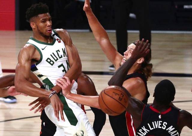  字母哥暴扣统治禁区，雄鹿主场大胜热火巩固榜首位置