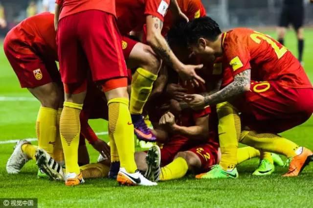  伯恩利主场气势如虹，红酒军团捍卫主场尊严